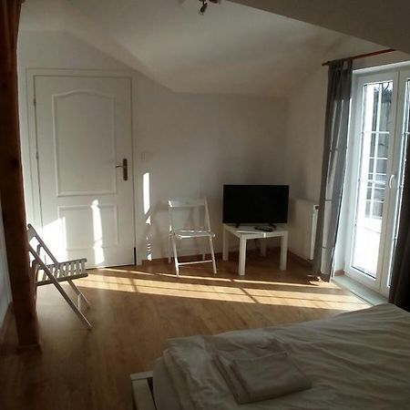 Bed and Breakfast Dworek Познань Экстерьер фото