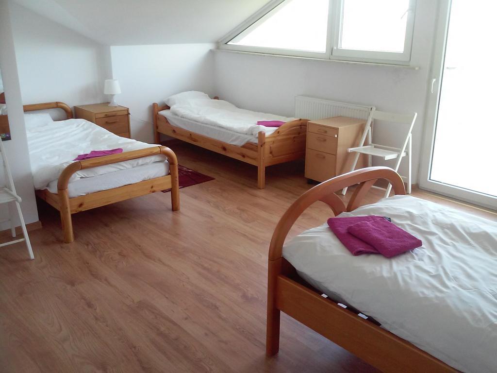 Bed and Breakfast Dworek Познань Экстерьер фото